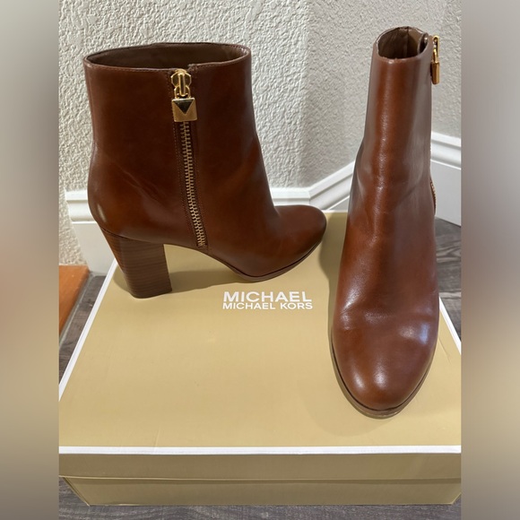 MICHAEL KORS MARGARET WOMENS LEATHER ANKLE BOOTIES - Picture 1 of 5
